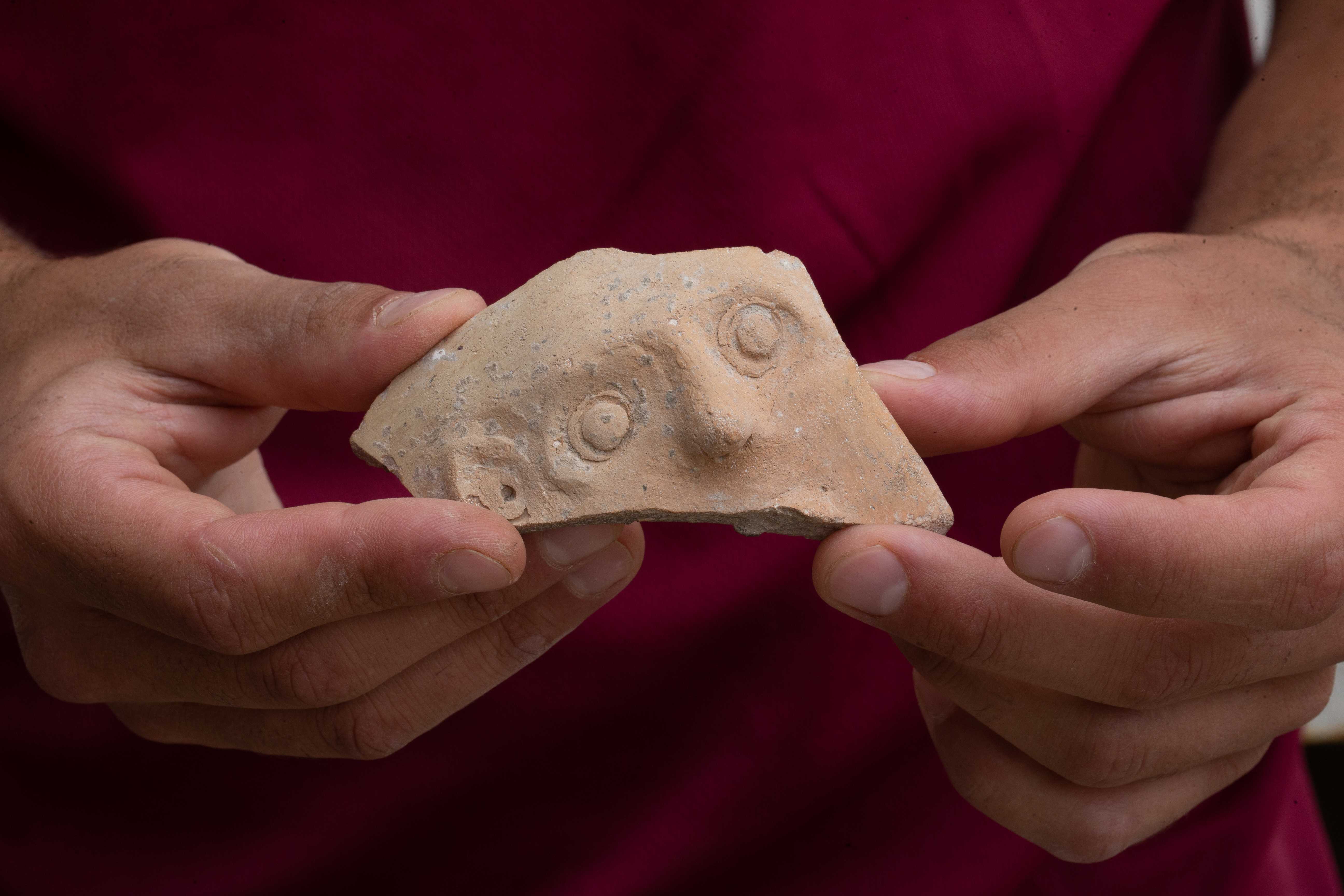 Фрагмент керамики с изображением Беса. Фото: Илияху Янай. Город Давида.