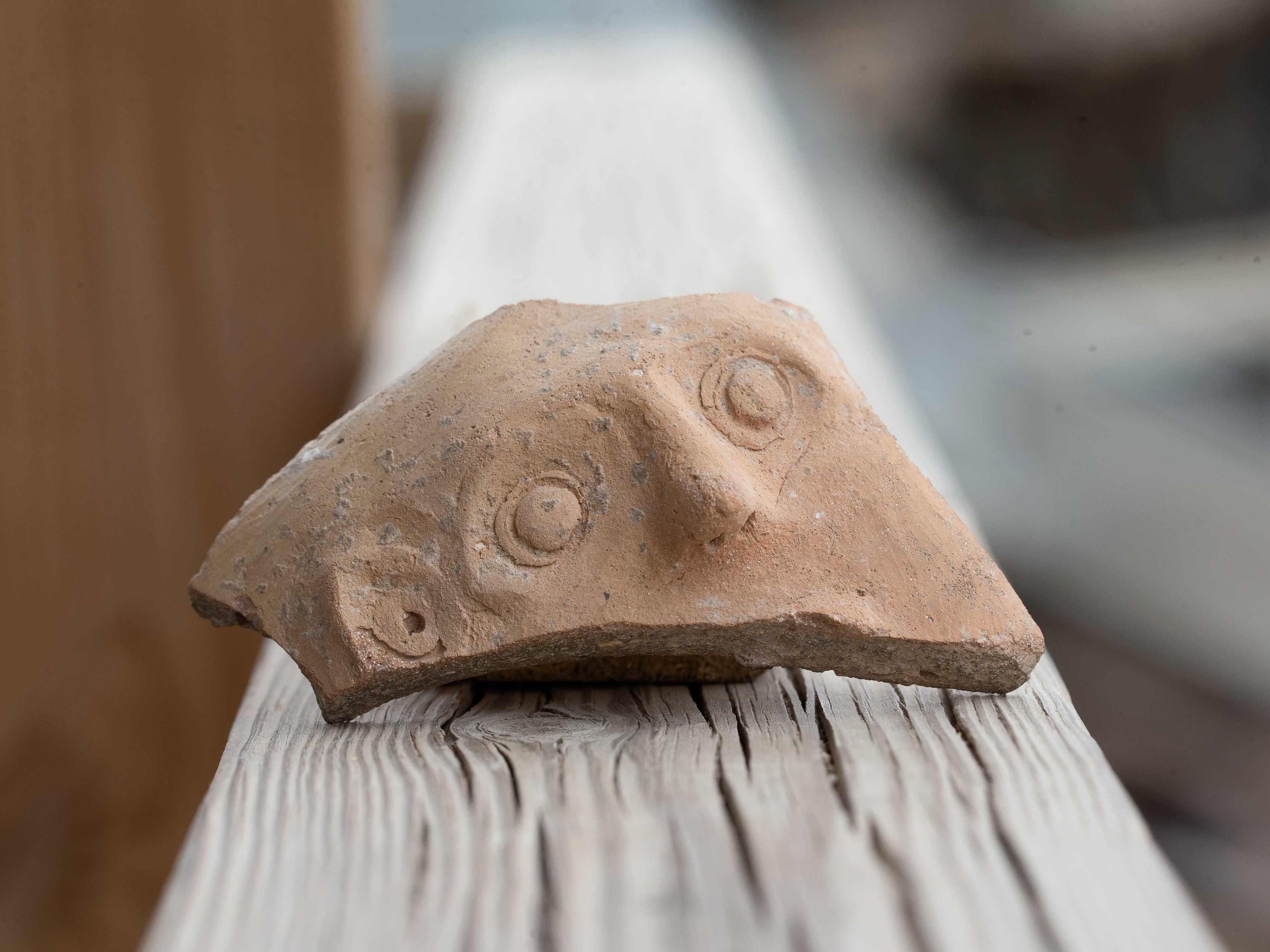 4-5 век до н.э. Осколок глиненного горшка с изображением Беса. Фото: Илияху Янай. Город Давида. 