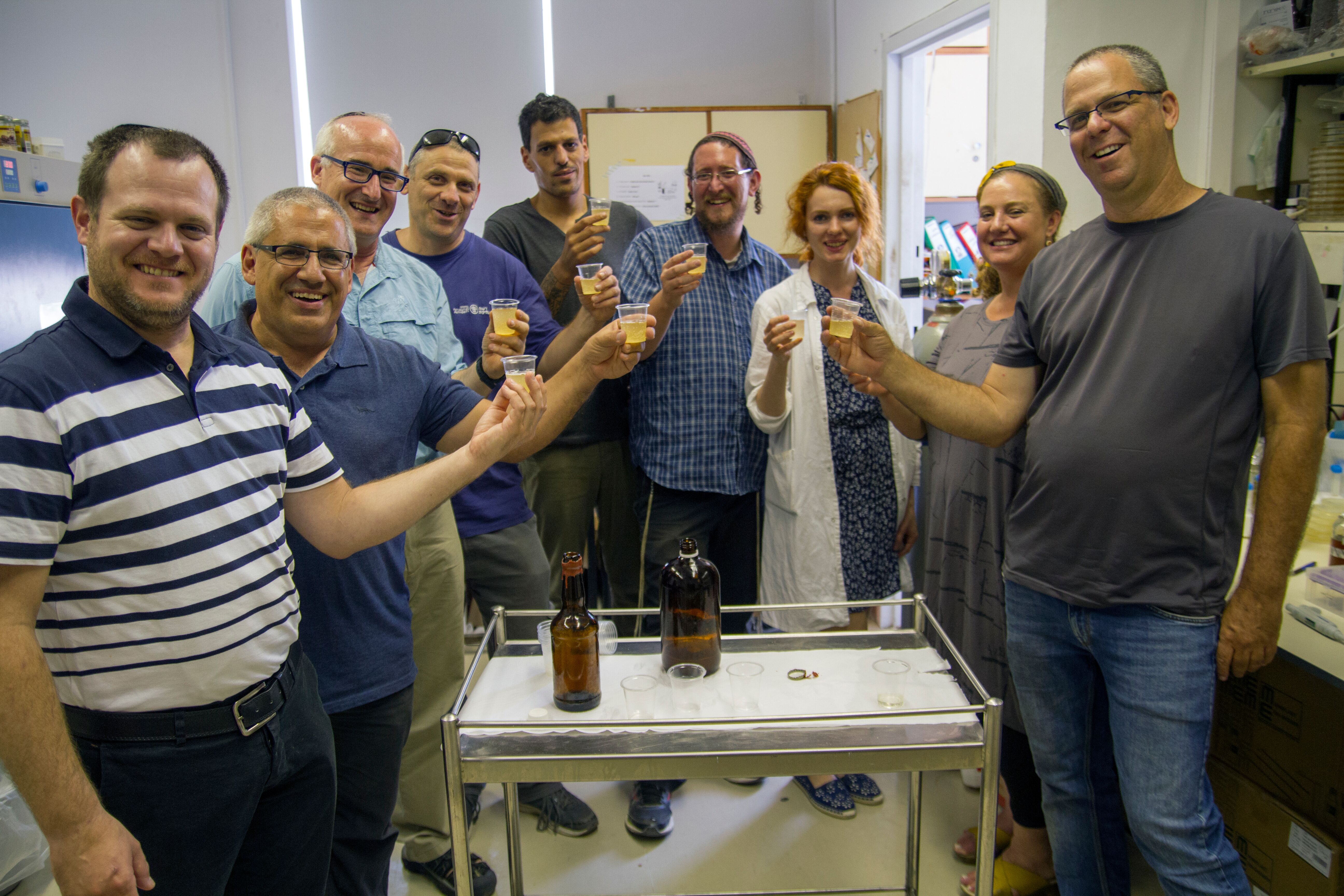 Команда исследователей пробует древнее пиво, изготовленное в лаборатории. Фото: Янив Берман. Предоставлено Управлением древностей Израиля.